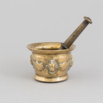 A 17TH CENTURY BRONZE MORTAR AND PESTLE.