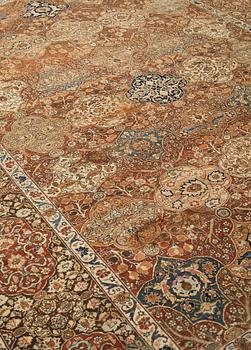 A CARPET, semi-antique Tabriz, ca 424 x 307,5 cm.