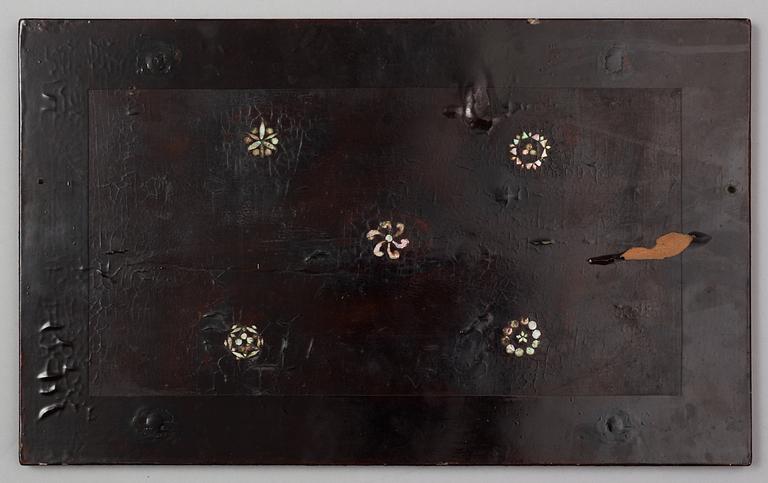 A mother-of-pearl inlayed lacquered plaque, Qing dynasty, 17/18th Century.