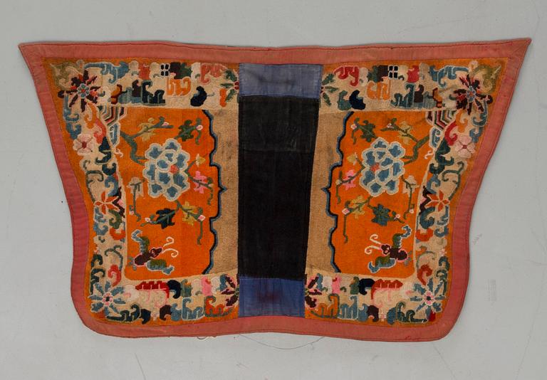 SADELTÄCKE, Tibet, 1900-talets första hälft. Ca 122x72 cm.