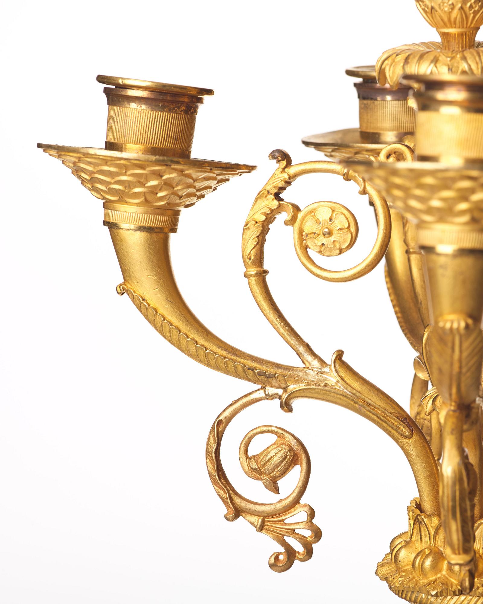 KANDELABRAR ett par för fem ljus, sign Rabiat, bronsmakare verksam i Paris 1756-1815, Frankrike ca 1810, empire.
