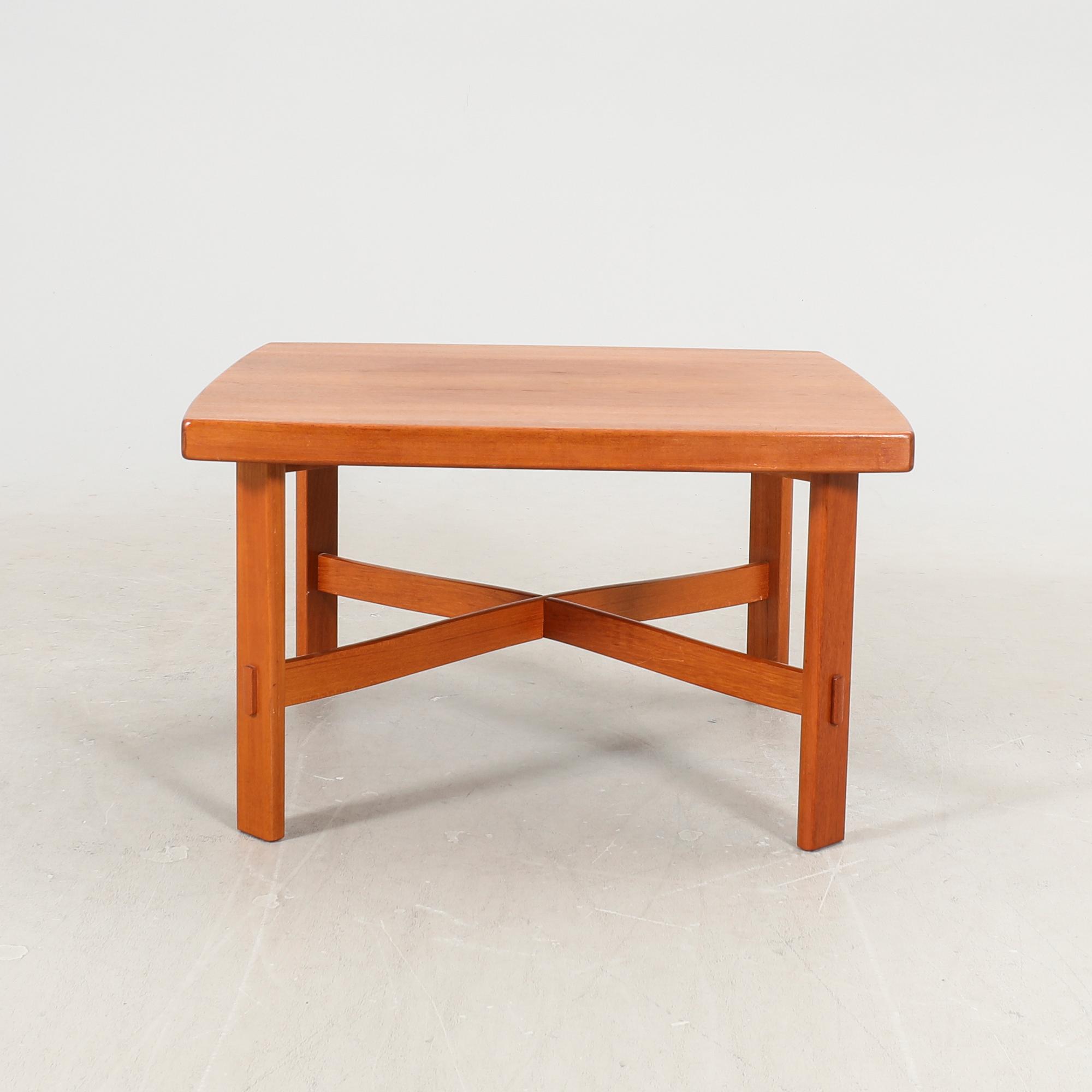 An Alberts 1960/70s teak coffee table.