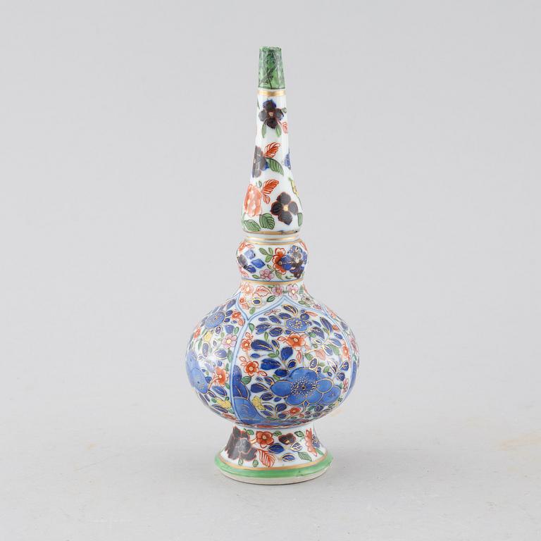 A porcelian Chinese water dropper, Kangxi (1662-1722).