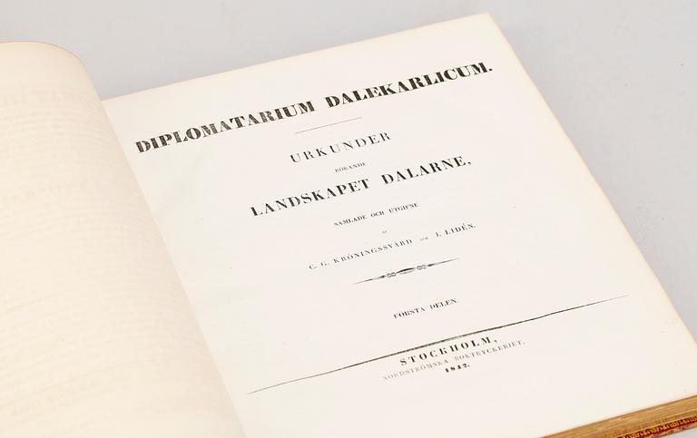 KUNGLIGT BOKBAND, Konung Karl XIV Johan, "Diplomatarium Dalekalicum" vol I, utg av Kröningssvärd och Lidén, Stockholm 1842.