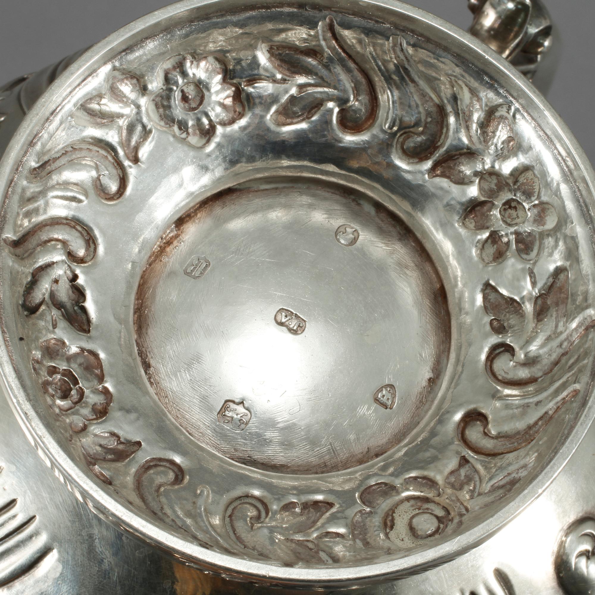 KANNA, silver, oidentifierad mästare J.A, London, England, 1852. Vikt 903 gram.