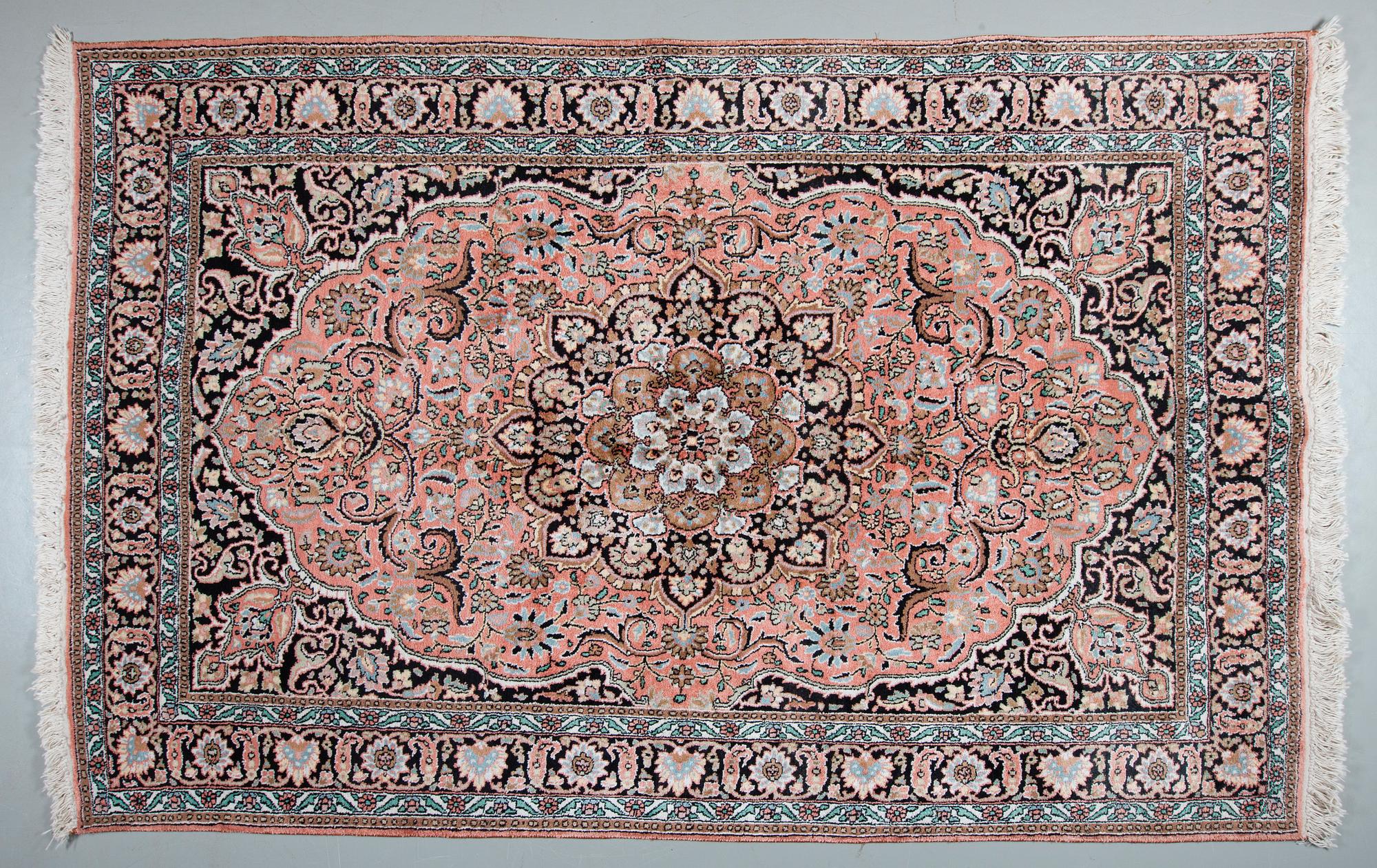 Matta, silke. Ca 187x120 cm.