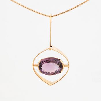 Elis Kauppi, A 14K gold necklace with an amethyst. kupittaan kulta, Turku 1962.