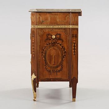 BYRÅ. Tillskriven Jonas Hultsten (mästare i Stockholm 1773-1794). Gustaviansk.