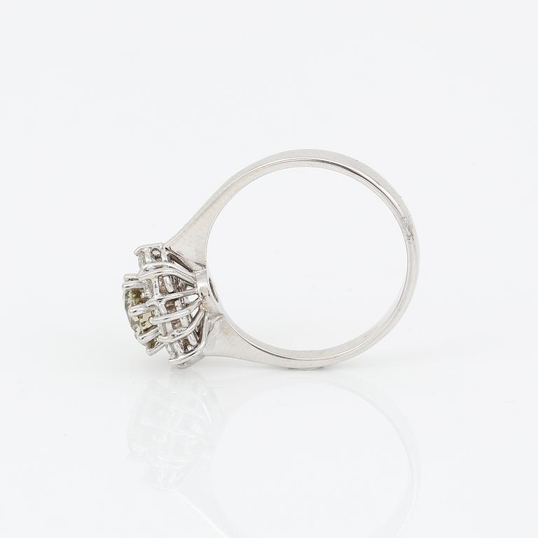 RING, 18K vitguld med briljantslipad  brun diamant 1,05 ct och vita briljantslipade diamanter tot ca 0,60 ct. Vikt 4,90g.