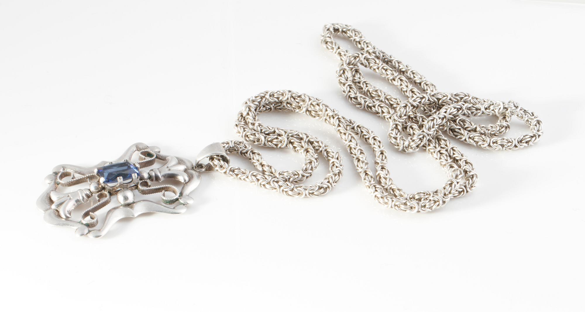 COLLIER/HÄNGE.