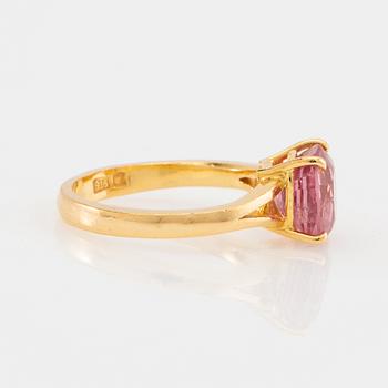 Ring 22K guld med en fasetterad rosa spinell.