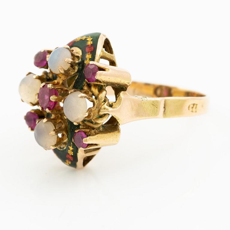 Ring 14K guld och emalj med cabochonslipade stenar och röda troligen syntetiska stenar.