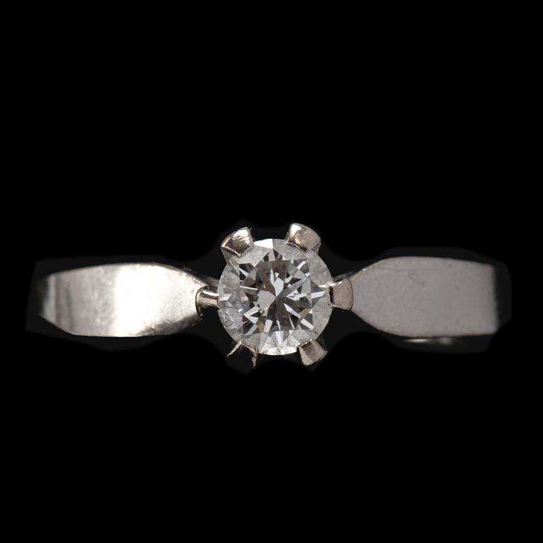 RING, 18k vitguld. Diamant 0.37ct. 1993.