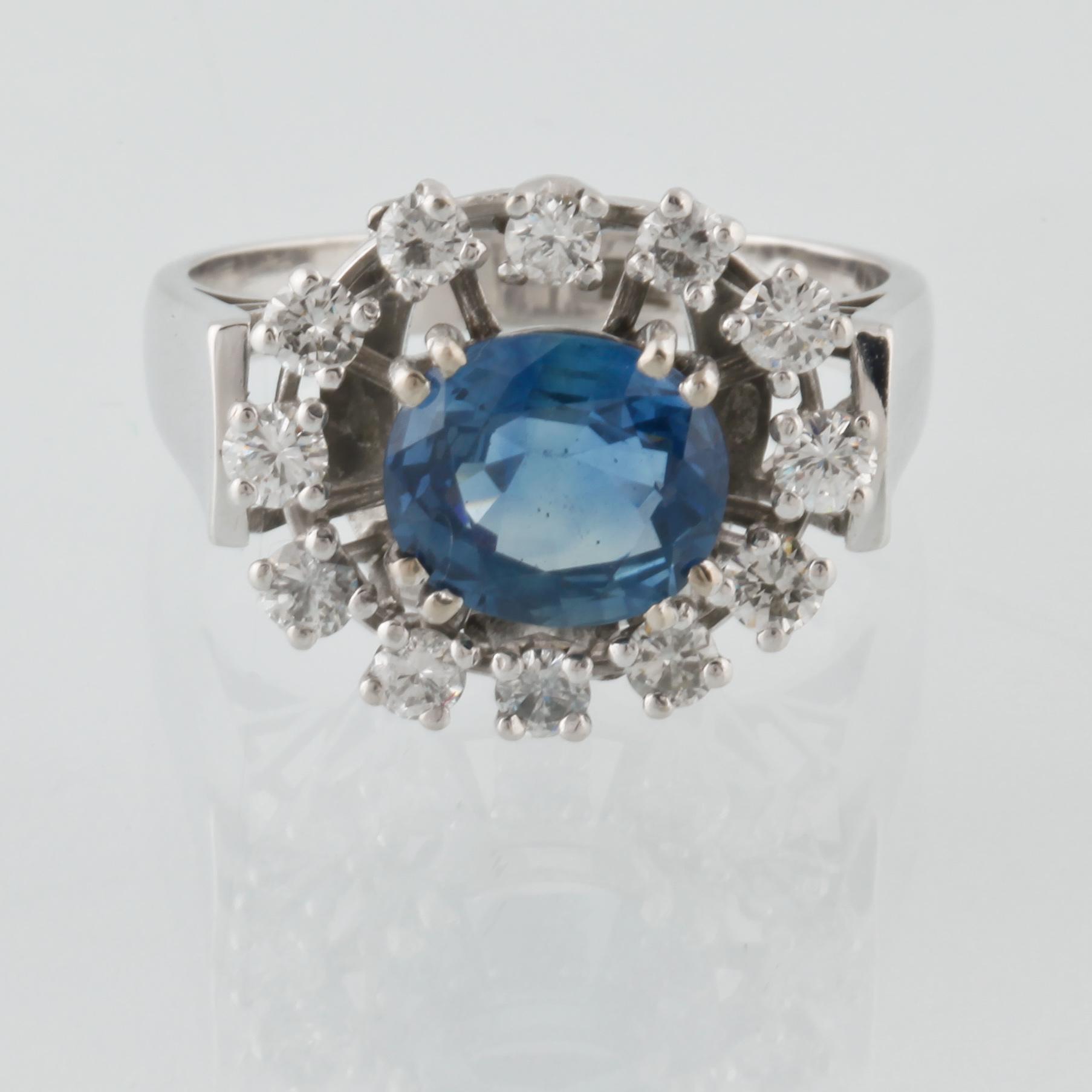 RING, 18K vitguld med ovalslipad blå safir 2.26 ct samt briljantslipade diamanter 0.90 ct, Ove Lundgren, Stockholm.