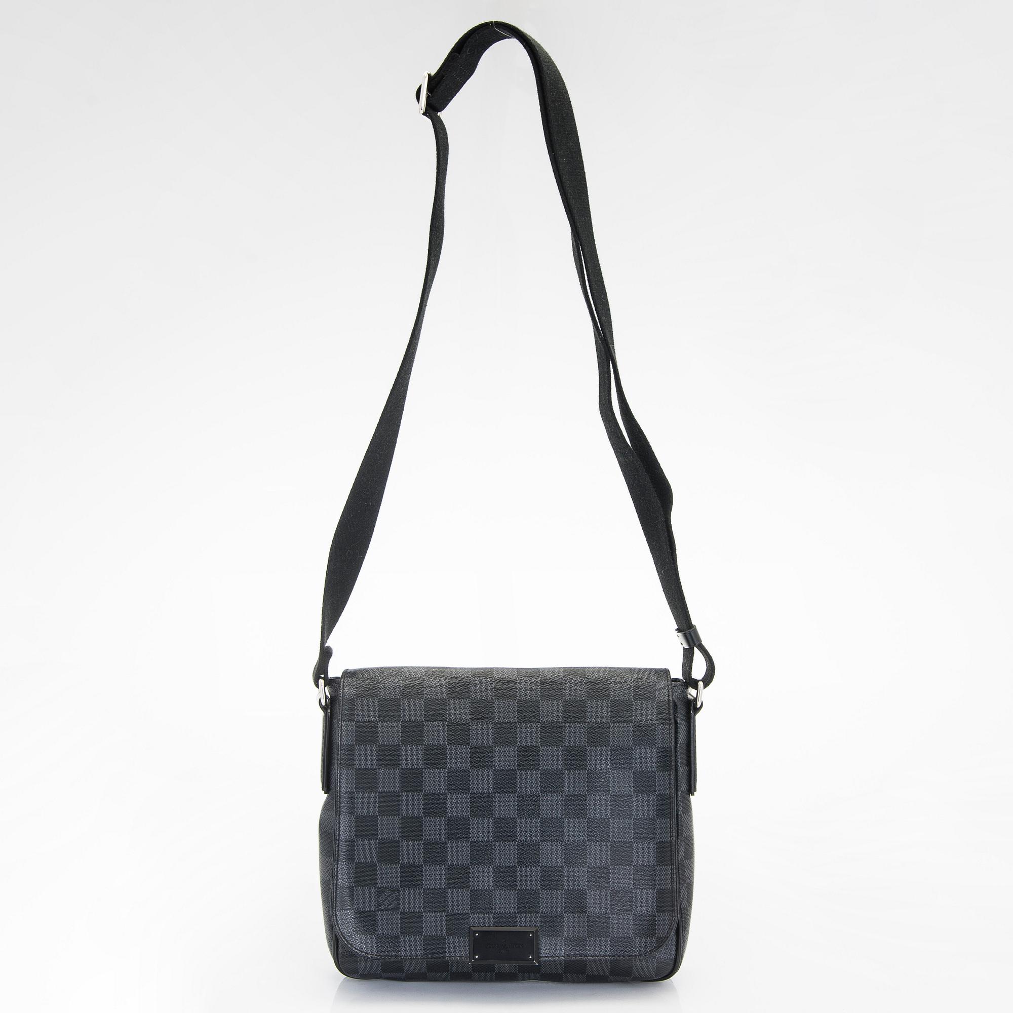 Louis Vuitton, väska, "District PM Messenger".