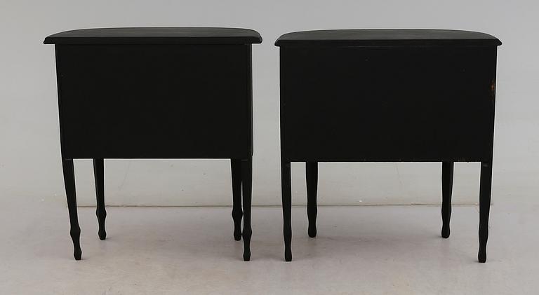 SÄNGBORD, 2 st, snarlika, 1900-talets mitt.