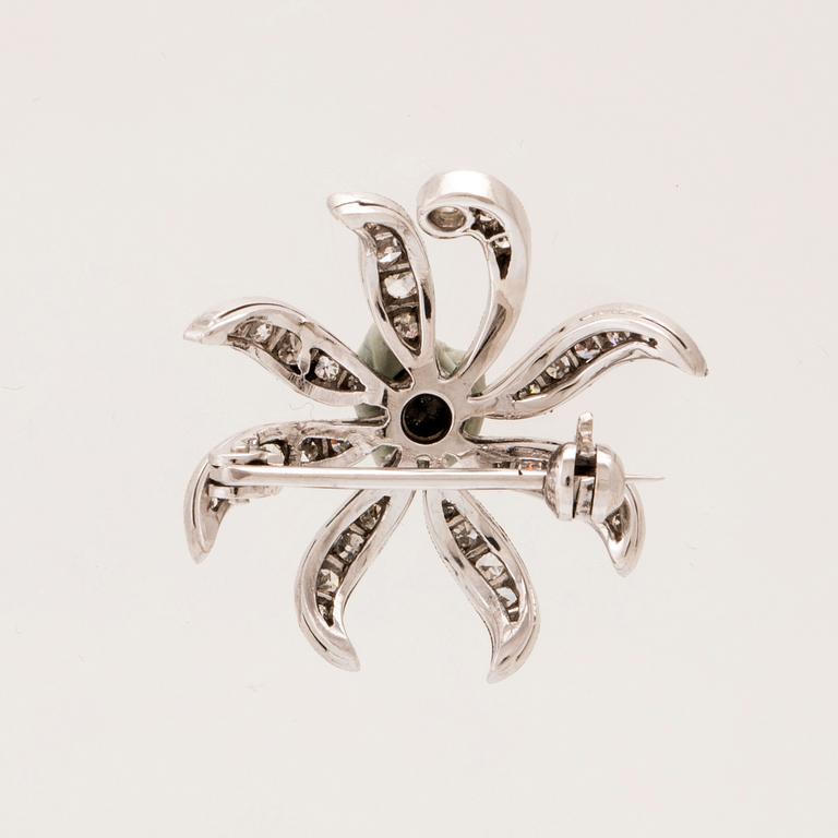 Brooch 18K white gold and various cut diamonds.