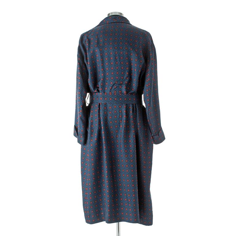 HERMÈS, a blue silk dressing gown.