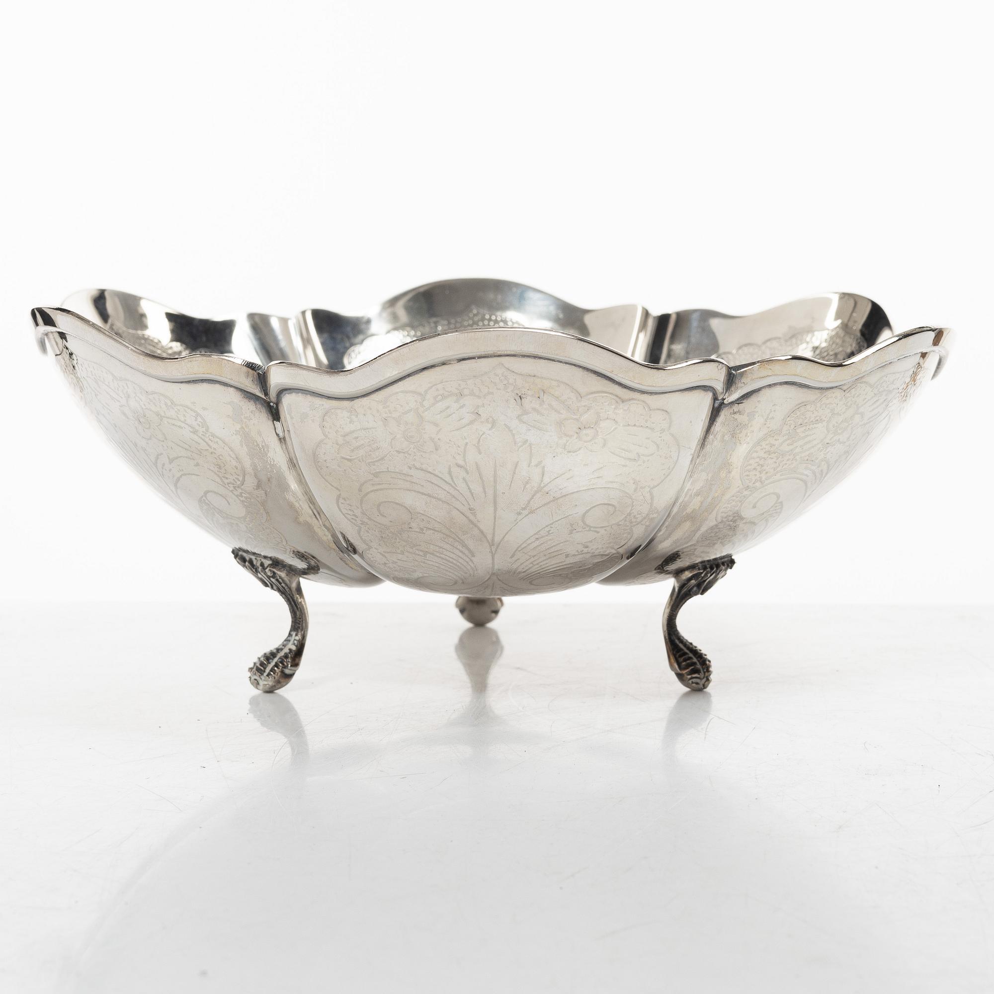 Bowl on feet, silver, 20th century.