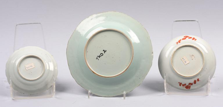 TALLRIKAR SAMT FAT, 5 delar, porslin, Qianlong, Kina, 1700-tal.