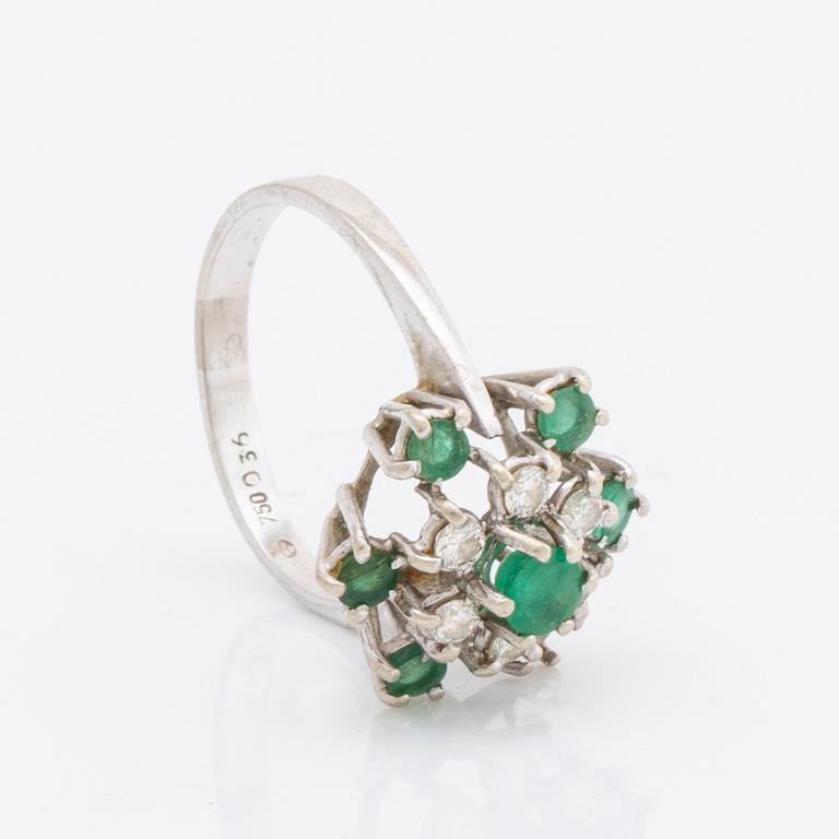 Ring 18K whitegold, brilliant-cut diamonds 0,36 ct inscribed and emeralds.