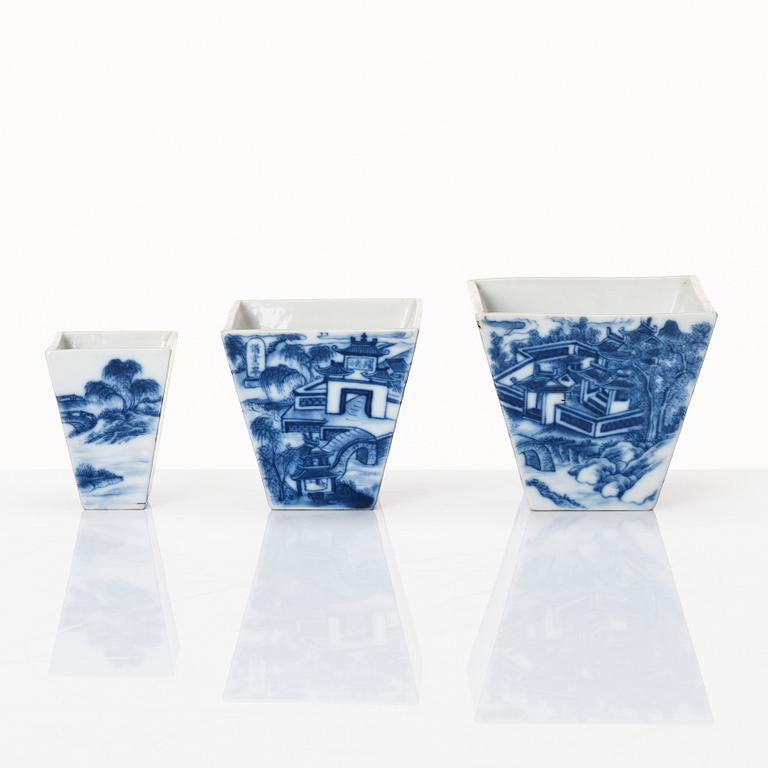 A set of three blue and white cups, late Qingdynasty, circa 1900.