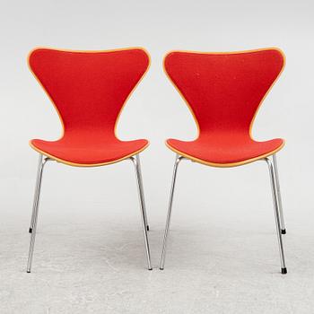 Arne Jacobsen, a pair of chairs, "Sjuan", Fritz Hansen, Denmark, 1980.