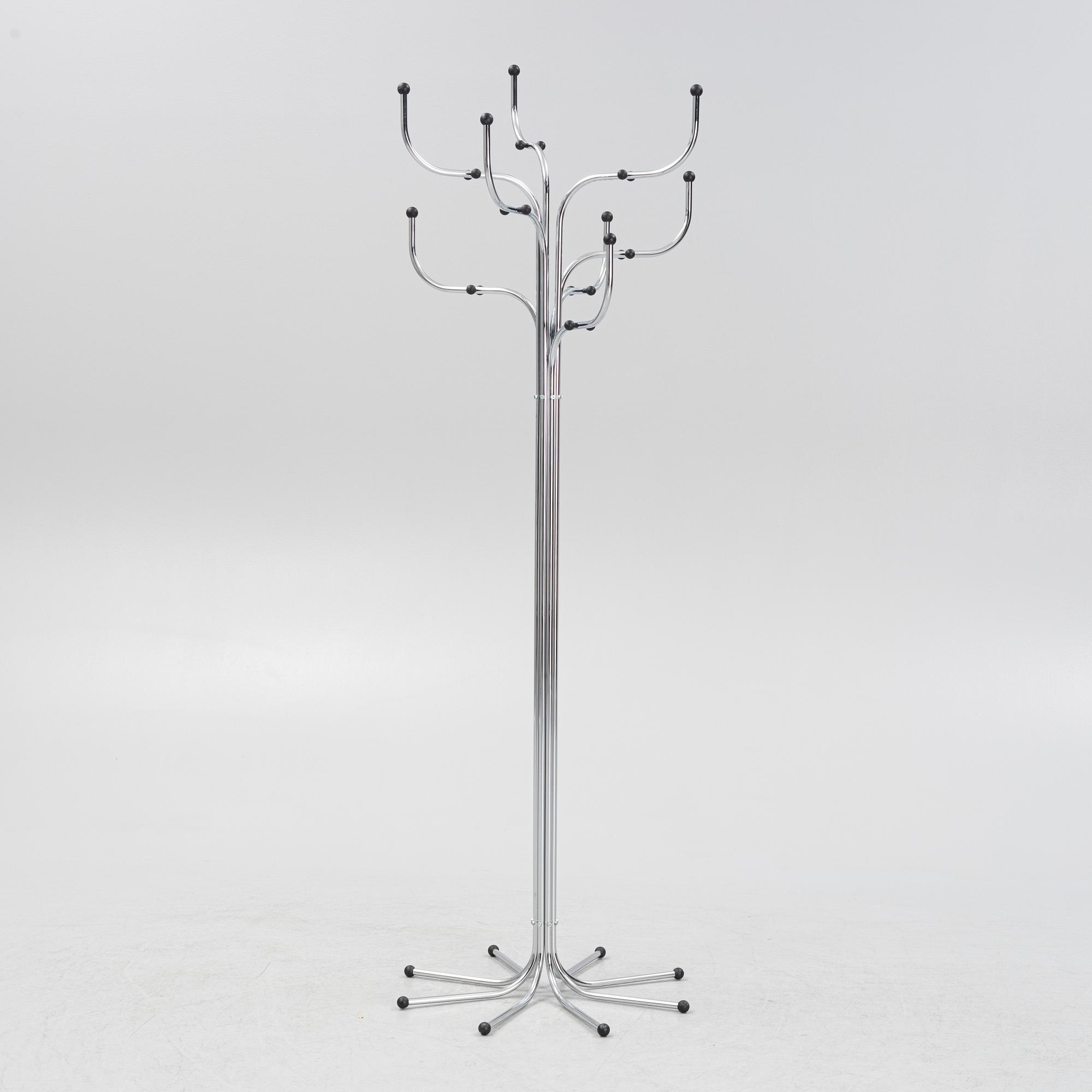 Sidse Werner, tamburmajor, "Coat Tree", Fritz Hansen, Danmark.