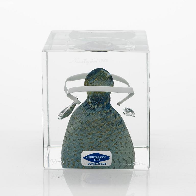 Oiva Toikka, årskub, signerad Oiva Toikka, Nuutajärvi 1988, numrerad 152/2000.