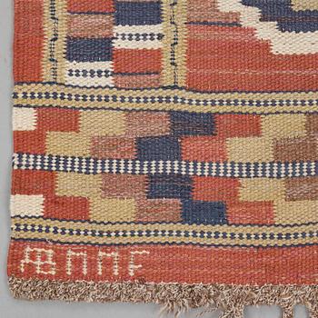 Märta Måås-Fjetterström, A carpet, "Röda åttan", flat weave, ca 304-305,5 x 199,5-201 cm, signed AB MMF.