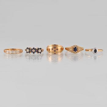 RINGAR, 5 st, 18K guld med åttkantslipde diamanter samt fasettsliapde blå safirer. Vikt 13, 4 gram.