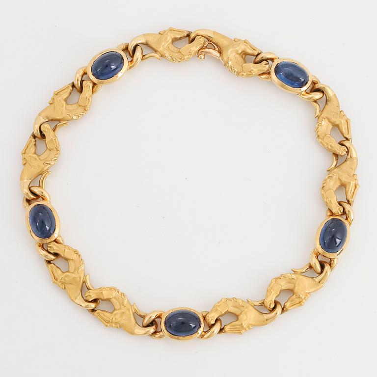 Carrera Y Carrera bracelet, 18K gold and cabochon-cut sapphire bracelet.