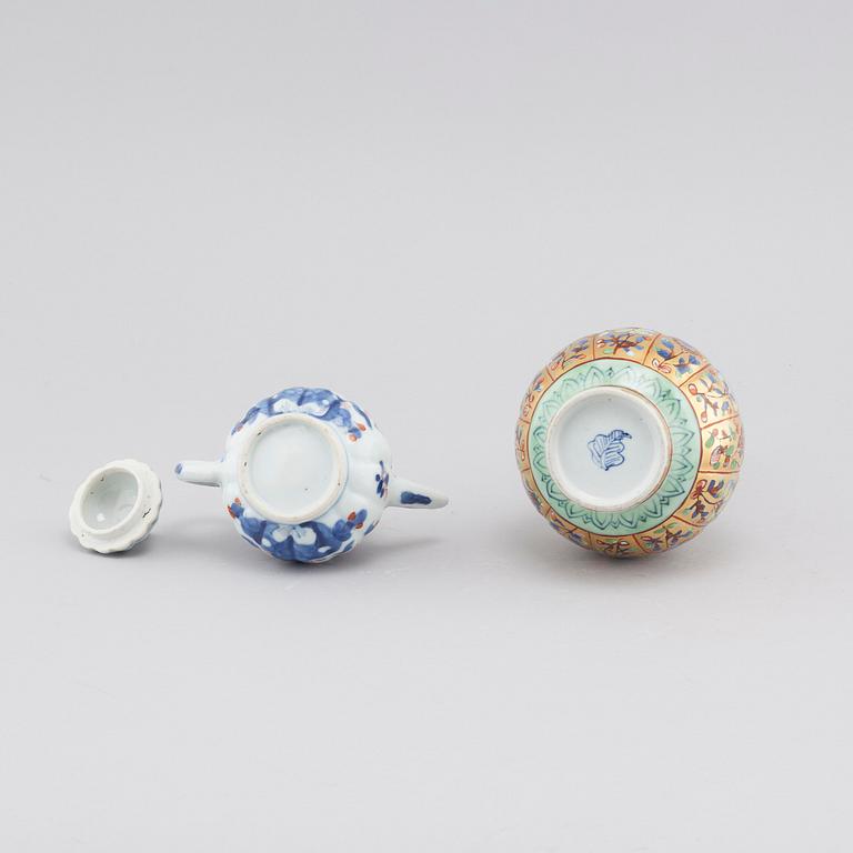 A porcelain tea pot and vase from China, 18th century.