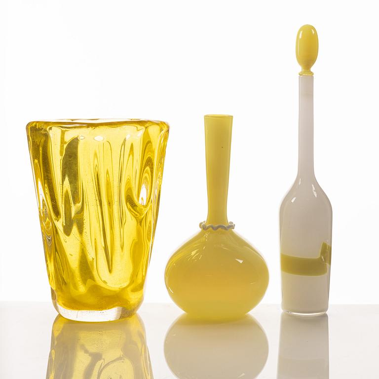 Vaser, 2 st samt flaska, glas, bl.a. Venini, Murano, Italien.