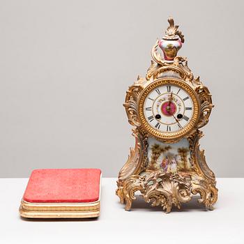 BORDSKLOCKA, rokokostil, troligen Frankrike, 1800-talets slut.