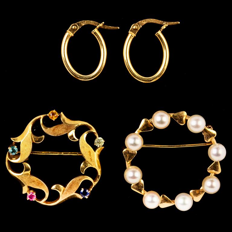 BROSCHER, 2 st, 18k guld med odlade pärlor resp olikfärgade stenar samt ÖRHÄNGEN, ett par, 18k guld. Vikt 9 g.