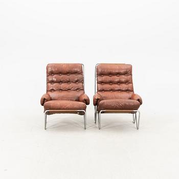 A pair of leather easy chairs from the second half of the 20th century.