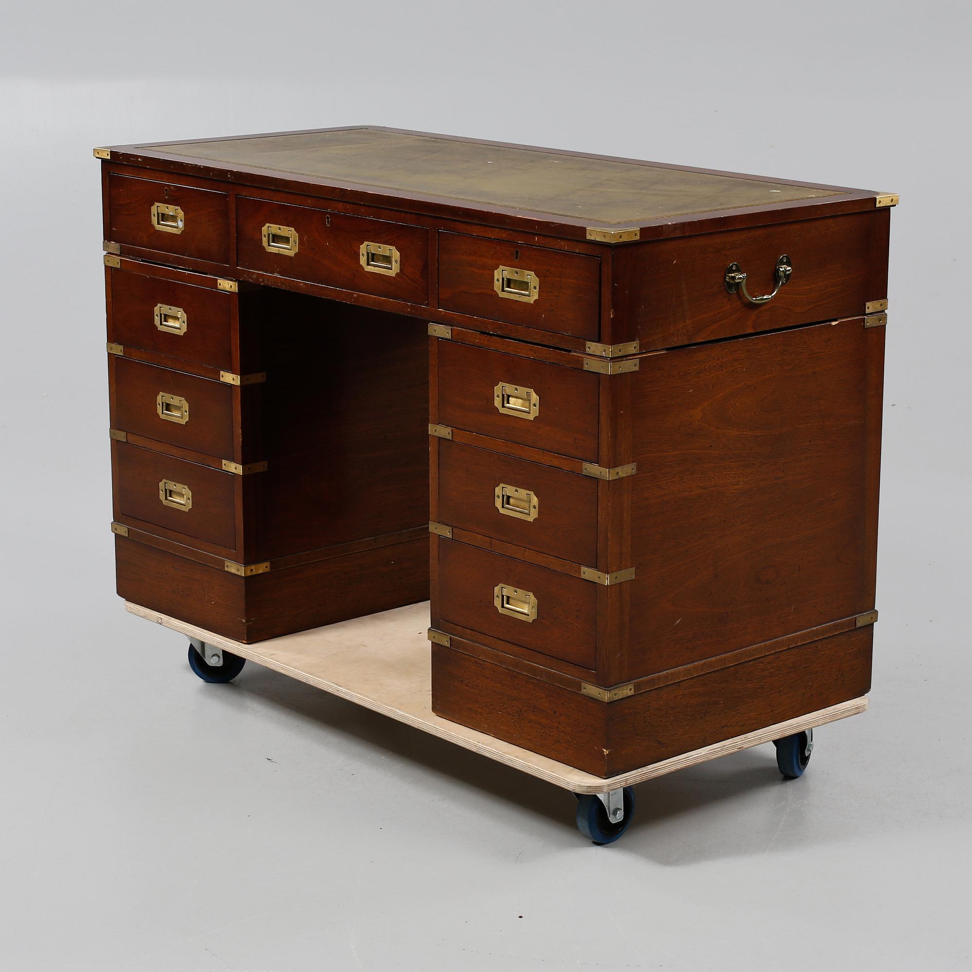 SKRIVBORD, Engelsk stil, 1900-talets andra hälft.