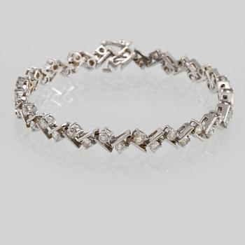 ARMBAND, 14k vitguld med briljantslipade diamanter, totalt ca 4.20 ct. Vikt 17 g.