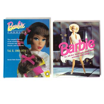 Böcker, Barbie, 16 st,  bland annat, "Barbie - her life and times" & "Barbie Fashion vol I & II".
