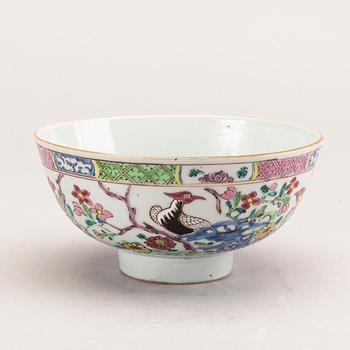 A famille rose bowl, Qing dynasty,  Qianlong (1736-95).