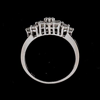 RING, 14k vitguld. Med 15 st briljantslipade diamanter, totalt ca 1 ct. Vikt ca 3,5 gram.