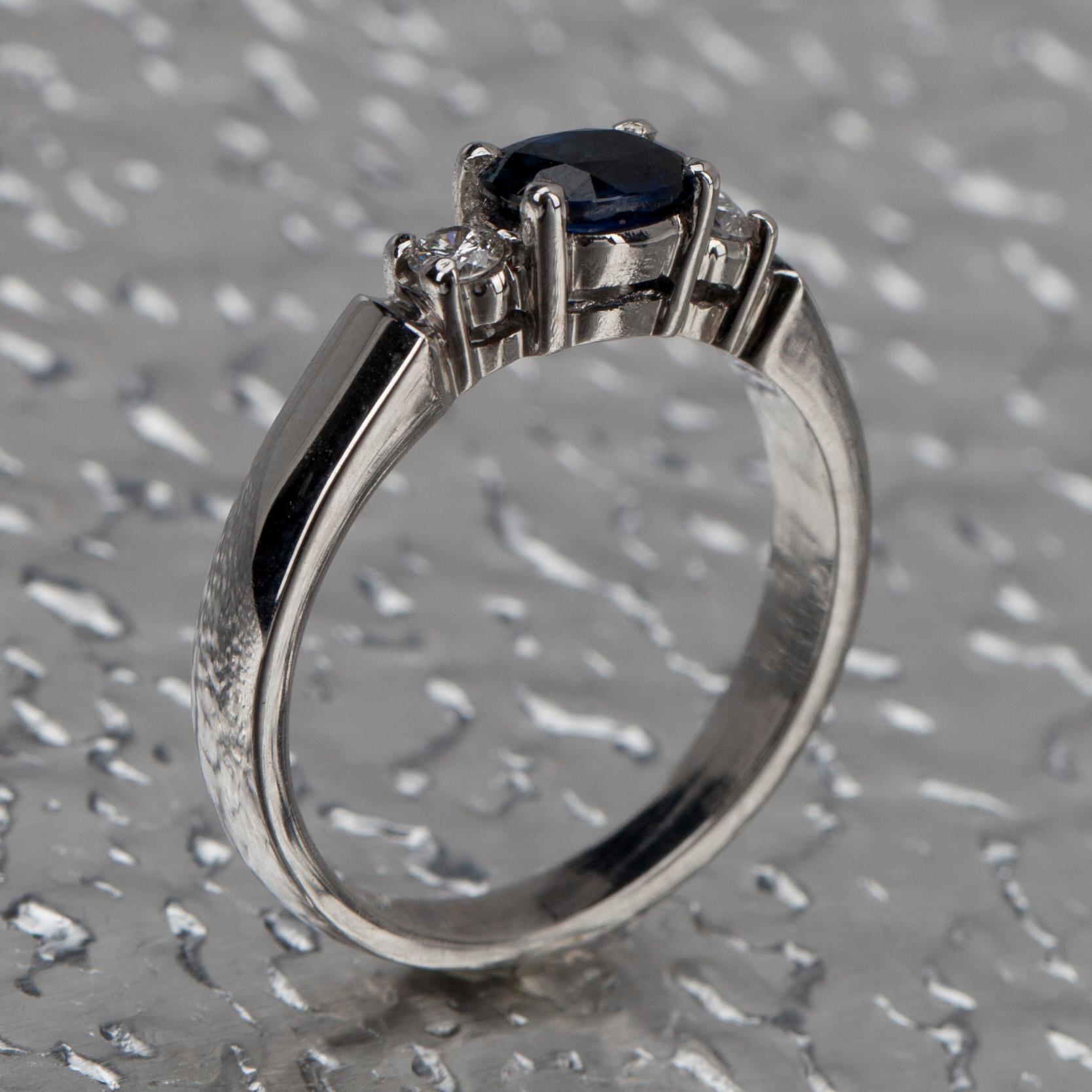 RING, vitguld 18K, med safir ca 0,50 ct, briljantslipade diamanter 2 x ca 0,03 ct. Vikt 4,1 g.