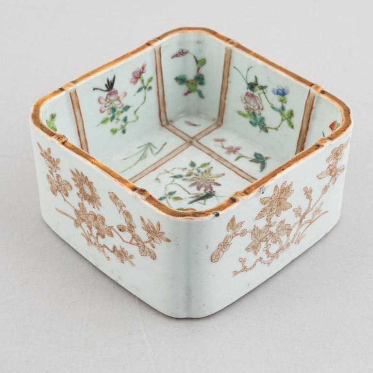 A Chinese porcelain bowl, late Qing dynasty.