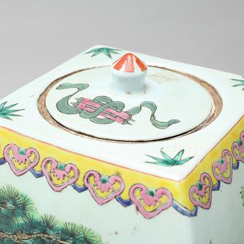 A porcelian chinese vase from the 20th century.