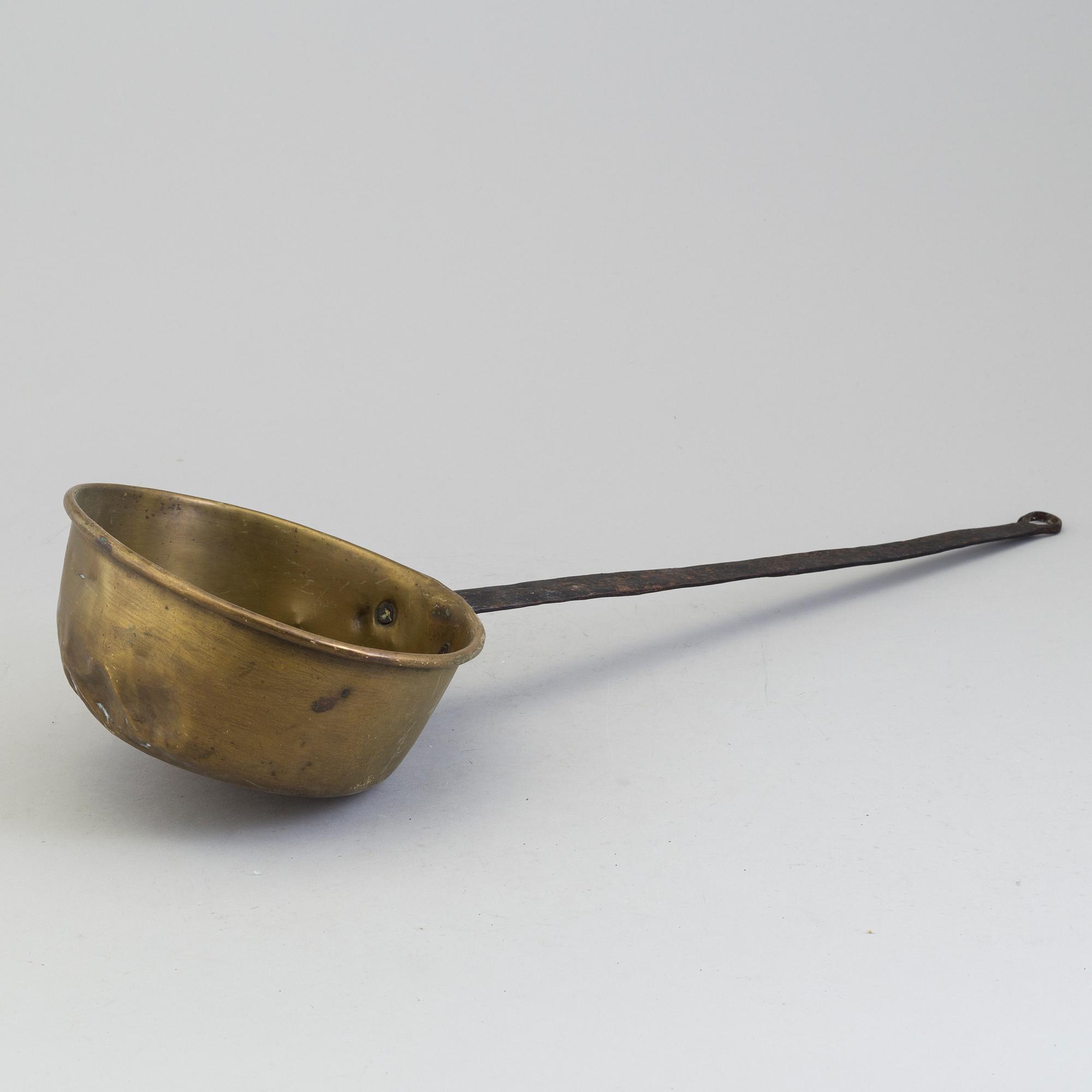 AN 18TH CENTURY BRASS CAULDRON.