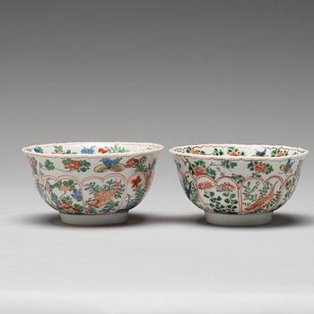 A pair of large famille verte cups with saucers, Qing dynasty, Kangxi (1662-1722).