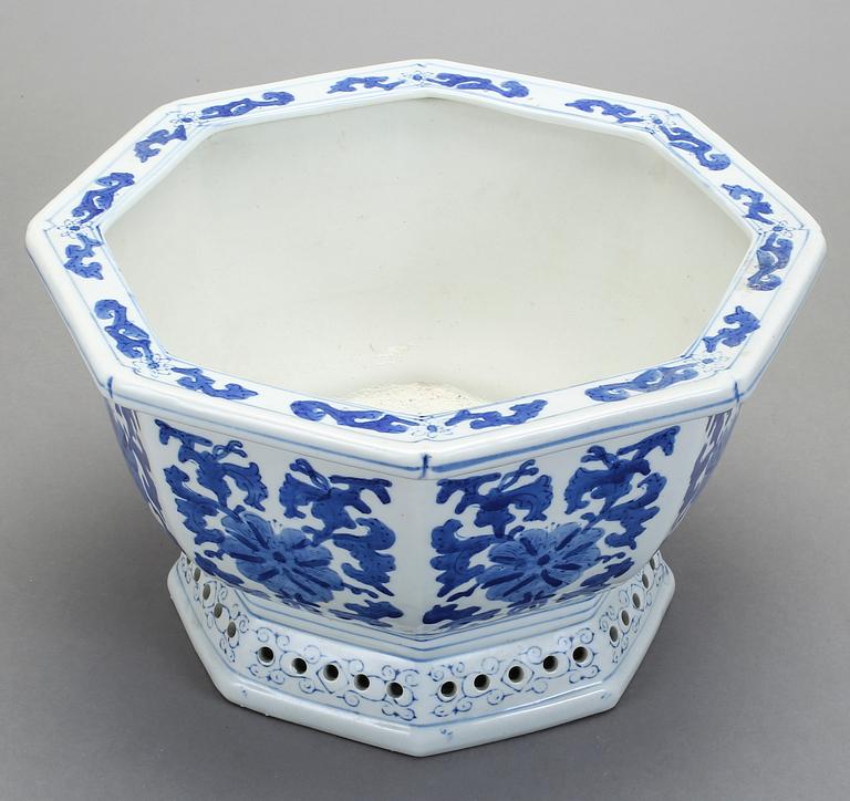 YTTERFODER, porslin, Kina, modern tillverkning.