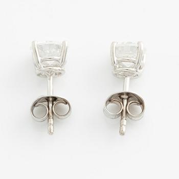 Örhängen, ett par, med briljantslipade diamanter.