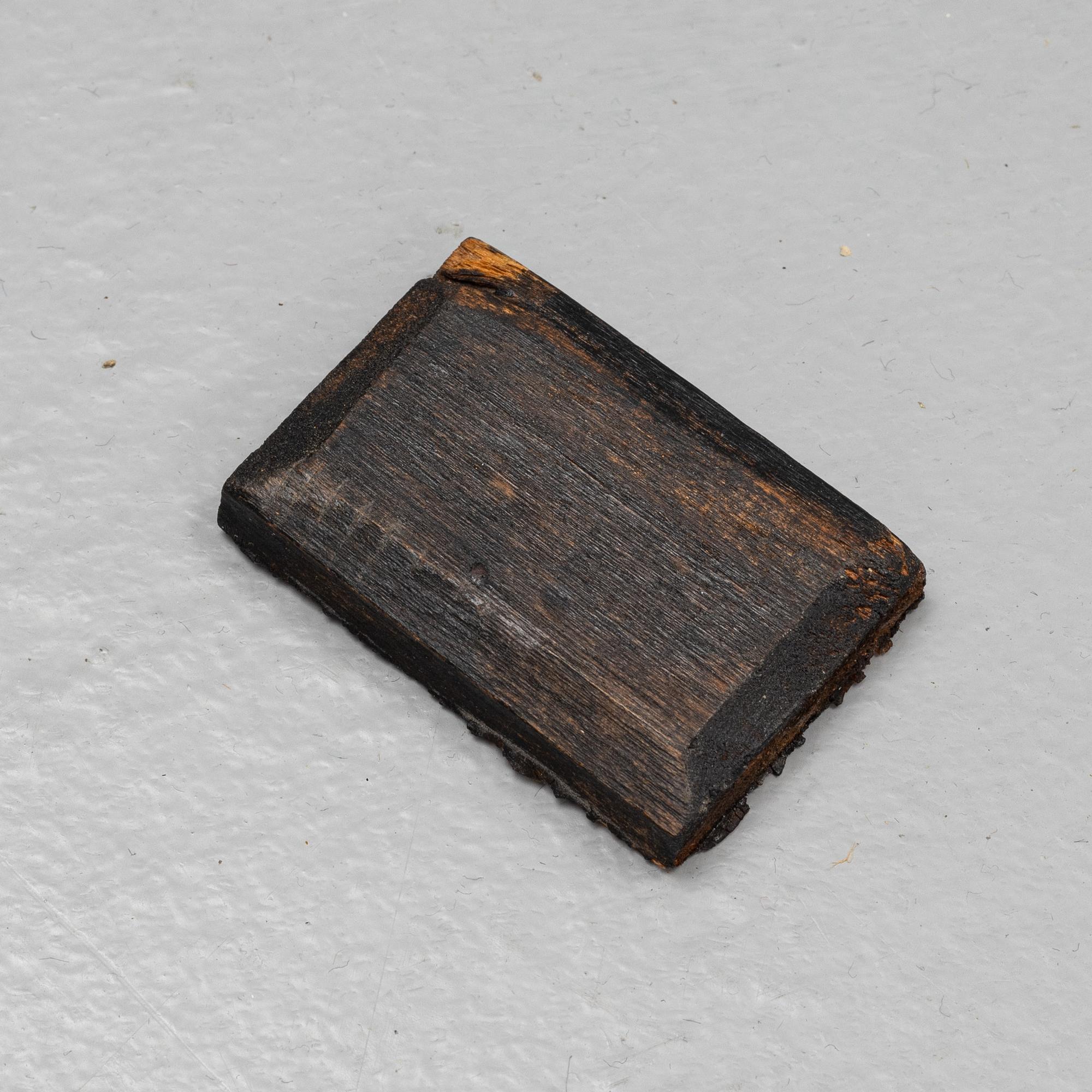 A transitional drop-leaf table, mid 18th Century.